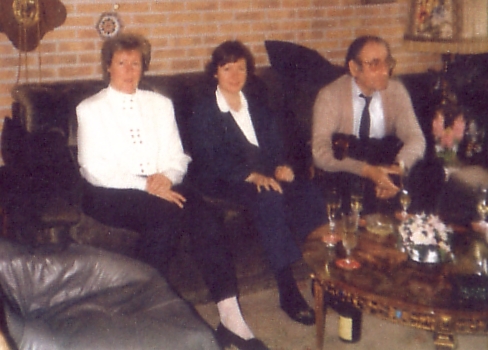 Klik voor foto in apart venster gerrit_hendrik_van_den_broek_en_dochters_hendrika_dina_en_alida.jpg